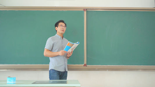 4K中年老师讲台讲课视频