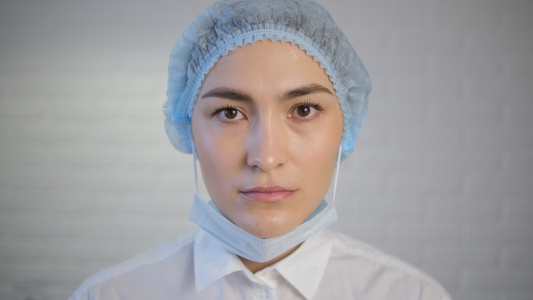 一名女医生戴上防护性医用口罩视频