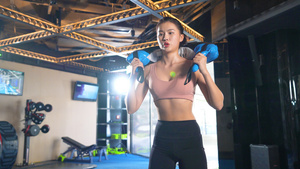 4k健身房运动女性负重训练19秒视频