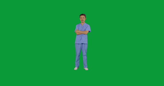 绿幕中年男医生抱胸形象视频