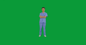 绿幕中年男医生抱胸形象6秒视频