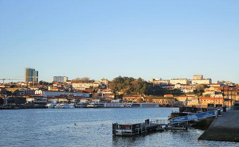 清晨的葡萄牙波尔图杜罗河利贝拉码头视频