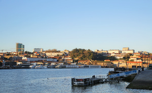 清晨的葡萄牙波尔图杜罗河利贝拉码头34秒视频