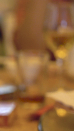 实拍往高脚杯里倒白酒的实拍素材饭桌上高脚杯9秒视频