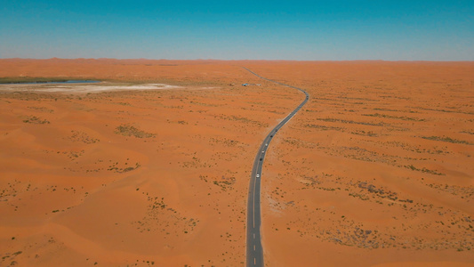 航拍汽车行驶在沙漠公路视频