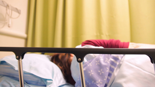 妇女病人躺在医院房间里的床铺上视频