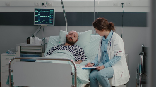 病人躺在床上用氧气管与医生解释疾病症状视频