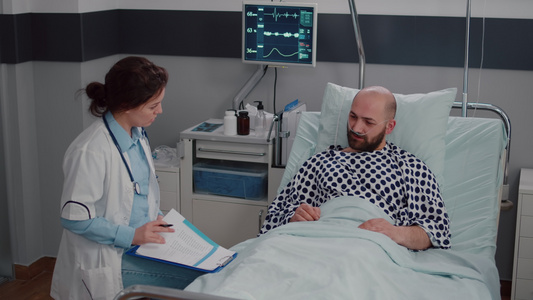 病人在床上休息时身着氧气管解释疾病症状视频