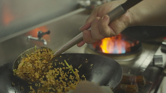 慢镜头升格拍摄4k素材中餐炒饭烹饪过程[挥肘]视频