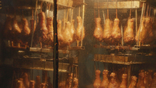 城市街头美食地方特色小吃密封烤房中的烤鸡腿制作过程4k素材[封好]视频