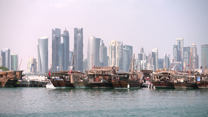 卡塔尔杜哈岛的大型帆船和摩天大楼6秒视频