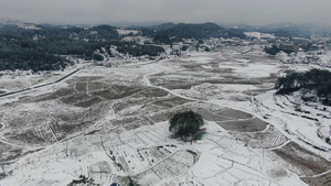 航拍山川丘陵农田冬天雪景16秒视频