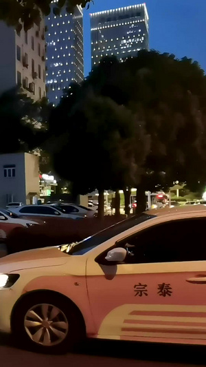 夜晚加气站排队加气的出租车30秒视频