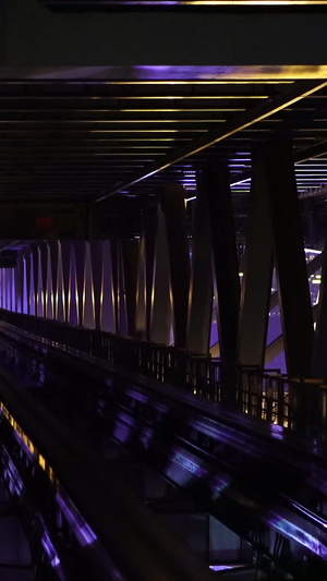 黑夜钢铁桥梁上驶过的轨道车辆轨道交通42秒视频