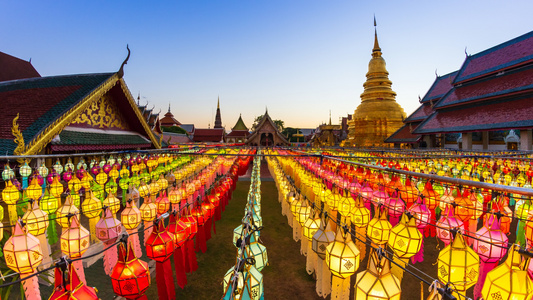 泰国南奔的Hariphunchai寺和许多灯笼装饰视频