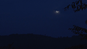 实拍夜晚云彩穿过月亮延时摄影23秒视频