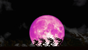 超级粉红草莓月亮在夜空和模糊的乌云中闪耀着屋顶13秒视频
