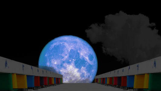 蓝月亮在夜空中回升彩虹桥上有模糊的乌云视频