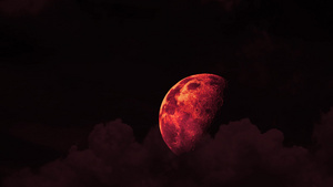 红色月亮在夜空升起半个红月白云飘过14秒视频