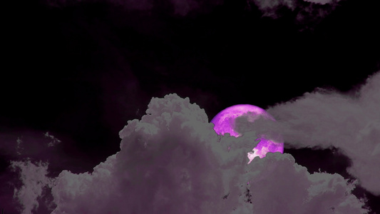 粉色月亮满月在夜空升起乌云飘动视频