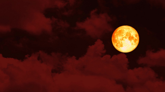满月的血月在夜空升起红云飘动视频