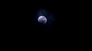满月在夜空中升起白云飘动15秒视频