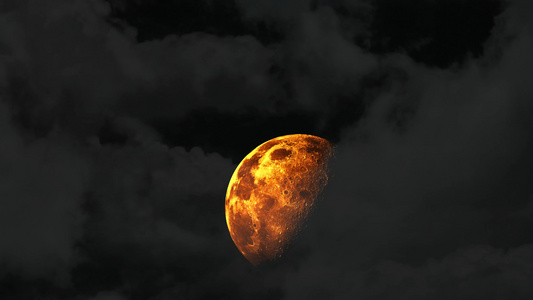 双月半月在夜空升起阴暗灰云飘过视频