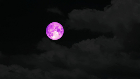 夜空上满月的粉红月升起灰云飞逝视频