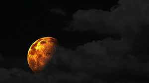 双月半月升起在夜空和灰色的云中飘过25秒视频