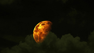 半月血月在夜空升起白云移动过14秒视频