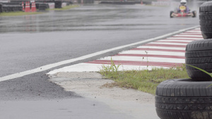在赛道上用雨轮胎提高卡丁车速度30秒视频