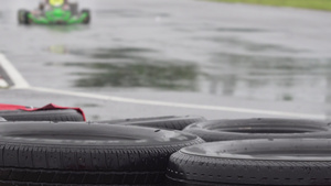 雨天在赛道上开赛车19秒视频