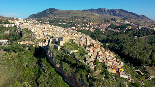卡卡莫西西里岛有诺曼城堡的中世纪意大利城市在西西里视频