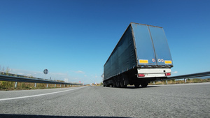 卡车在高速公路上驾驶12秒视频