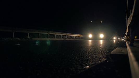 夜间在高速公路上乘坐卡车车头灯视频