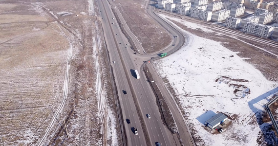 一辆大卡车在多车道高速公路上行驶视频