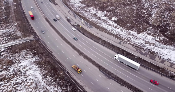 一辆大卡车在多车道高速公路上行驶视频