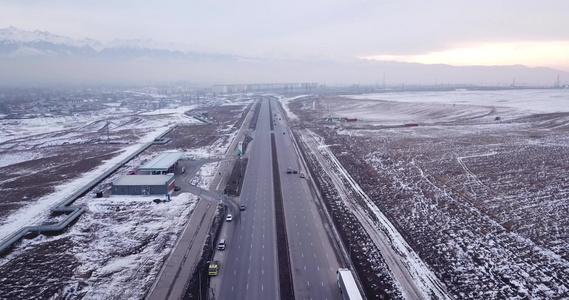 一辆大卡车在多车道高速公路上行驶视频