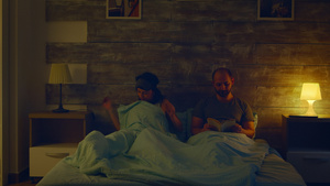 夫妻情侣睡前看电子产品13秒视频