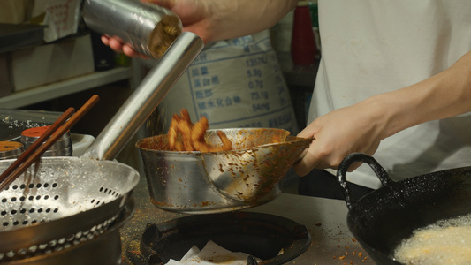 慢动作升格拍摄城市网红特色小吃油炸鸡条制作过程美食展示烹饪4k素材视频