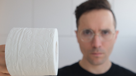 软选择性焦点一张白种青年拿着卫生纸的模糊肖像背景下视频