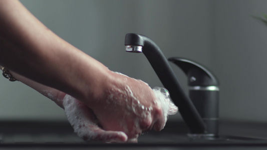 大流行预防用肥皂温水洗手经常擦指甲和手指或使用洗手液视频