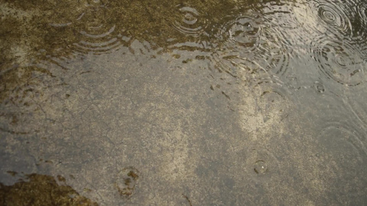 季风雨落在地上轻大雨滴落在混凝土屋顶表面录像雨落音效视频