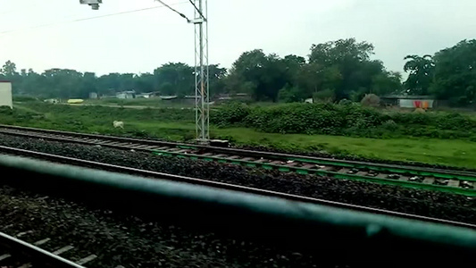 望着窗外火车窗口视图本地火车通过视频封锁后的铁路旅行视频