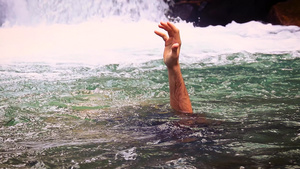 手从水中伸出7秒视频