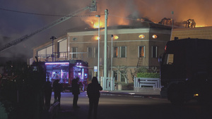夜间与消防员一起焚烧房屋220秒视频