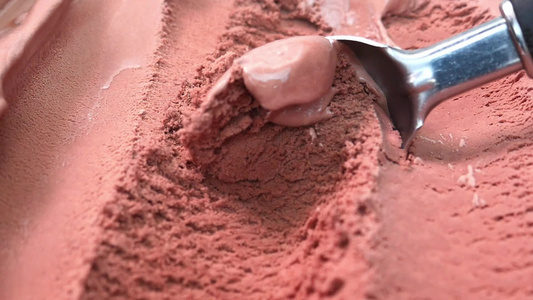 冰淇淋超市正在捕捉巧克力味的冰淇淋肉视频