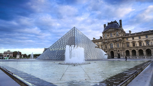 法国巴黎著名旅游景点卢浮宫清晨日出延时视频18秒视频
