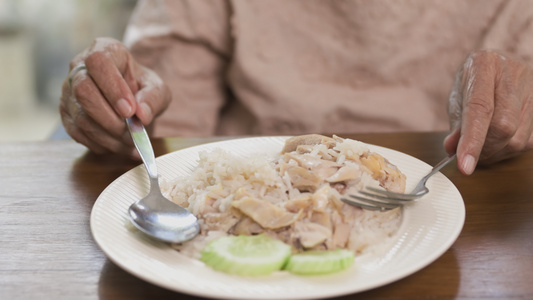 年长妇女厌倦了食物视频