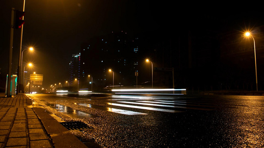雨后的马路上来往的车辆[一阵雨]视频